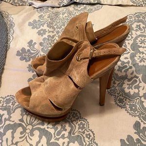 Jessica Simpson platform heals.